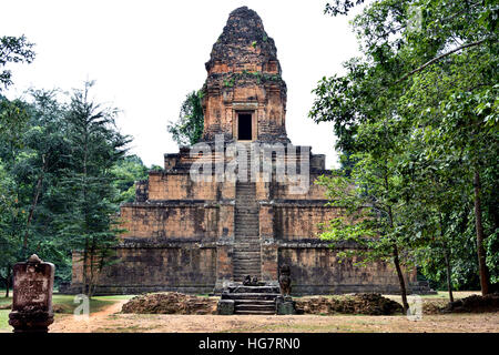 Dédié par Rajendravarman dans 948 A.D., Baksei Chamkrong est un temple-pyramide qui abritait une statue de Shiva ( complexe archéologique d'Angkor différentes capitales de l'empire Khmer 9-15ème siècle, Angkor Wat, angor Thom, temple Bayon, Cambodge ) Banque D'Images