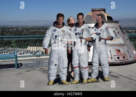 Touriste posant derrière Apollo 13 Affichage à l'Universal Studios. Banque D'Images