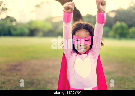 Les super-héros pour les enfants joyeux exprimant Concept positivité Banque D'Images