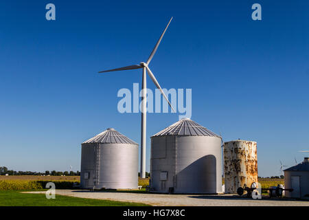 Wind Farm dans le centre de l'Indiana. L'énergie éolienne et solaire zones vertes deviennent très populaires dans les collectivités agricoles I Banque D'Images