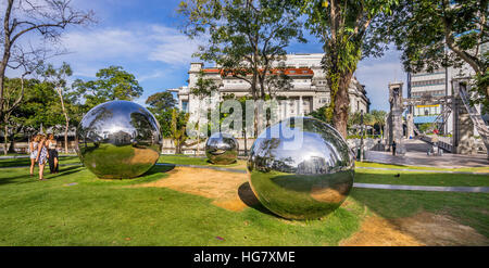 Singapour, Empress Place, l'Art Public Trust, l'acier inoxydable boules miroirs par Baet Yeol Kuan font partie d'une installation de sculptures Banque D'Images