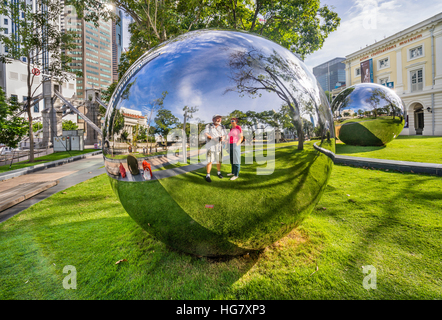 Singapour, Empress Place, l'Art Public Trust, l'acier inoxydable boules miroirs par Baet Yeol Kuan feront partie d'une sculpture installation sur la pelouse avant de Banque D'Images