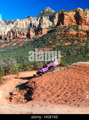 Jeep rose ventures bas raide à Sedona, Arizona Banque D'Images