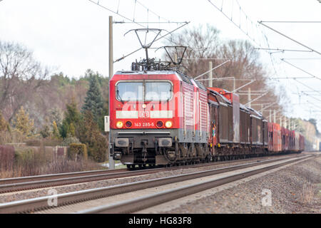 BURG / ALLEMAGNE - 5 janvier 2017 : chemins de fer allemands, la Deutsche Bahn (DB) Class 143 wagons de marchandises avec des trains de disques sur les voies. Banque D'Images