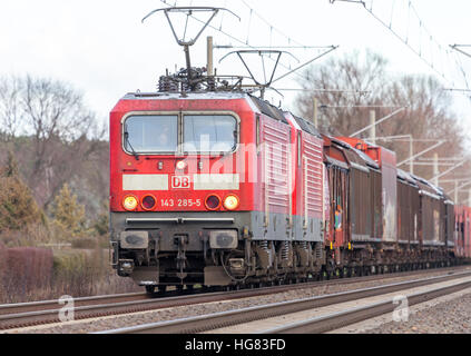 BURG / ALLEMAGNE - 5 janvier 2017 : chemins de fer allemands, la Deutsche Bahn (DB) Class 143 wagons de marchandises avec des trains de disques sur les voies. Banque D'Images