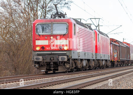 BURG / ALLEMAGNE - 5 janvier 2017 : chemins de fer allemands, la Deutsche Bahn (DB) Class 143 wagons de marchandises avec des trains de disques sur les voies. Banque D'Images