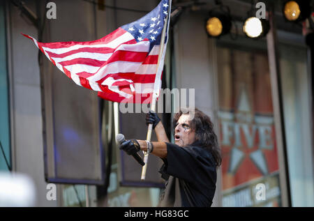 Alice Cooper réalise dans le cadre de la Fox et ses amis de la série de concerts d'été Banque D'Images