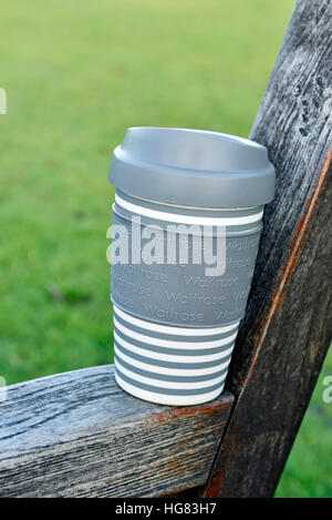 Waitrose emporter réutilisables ou tasse en plastique tasses avec couvercle sur le banc de parc, dans le centre de Londres, UK Banque D'Images