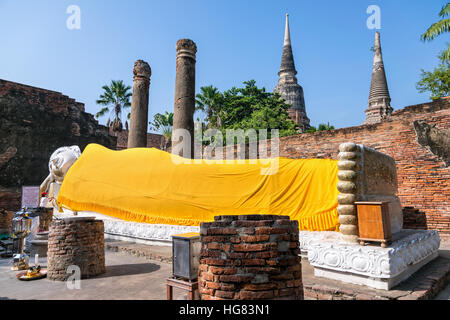 Les statues de Bouddha sont couverts de blanc robe jaune pose au milieu d'anciennes ruines de sommeil au Wat Yai Chai Mongkon temple Phra Nakhon Si Ayutthaya Banque D'Images