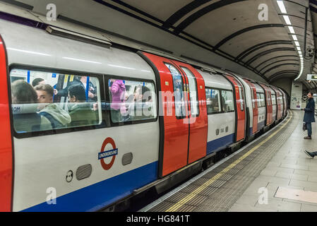 Train dans une station de métro de Londres Banque D'Images