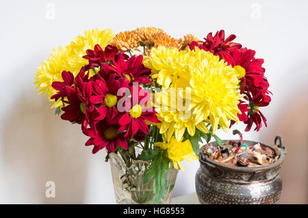 Un vase de fleurs de chrysanthème coupé à l'intérieur en pulvérisation d'hiver Banque D'Images