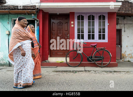 Scène de rue avec deux femmes en costume traditionnel, Juif Ville, Mattancherry, Kochi (Cochin), Kerala, Inde Banque D'Images