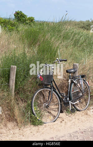 Vélo en stationnement dans les dunes de la côte de la mer du Nord Banque D'Images