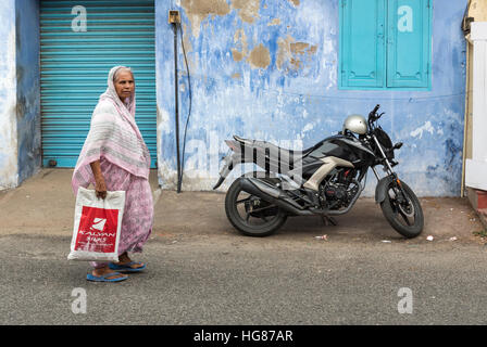 Femme indienne passe de moto dans la ville juif, Mattancherry, Kochi (Cochin), Kerala, Inde Banque D'Images