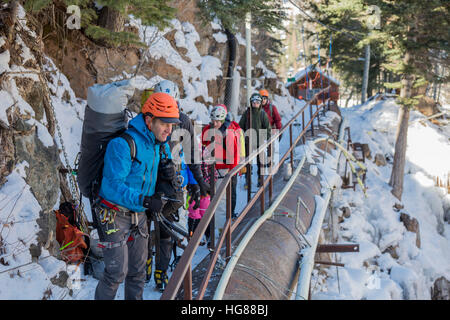 Ouray, Colorado - vous regardez plus de voies d'escalade dans la région de Ouray Ice Park. Les tuyaux et les buses sont utilisés pour créer et maintenir la glace. Banque D'Images