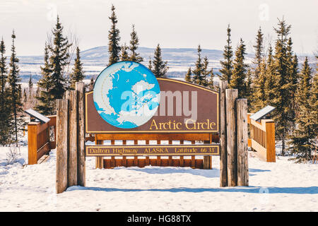 Dalton highway avec Cercle Arctique signer au cours de l'hiver Banque D'Images