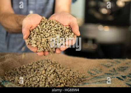 Portrait of man holding Coffee beans Banque D'Images