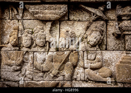 Les sculptures sur les murs du temple de Prambanan contre ciel clair Banque D'Images