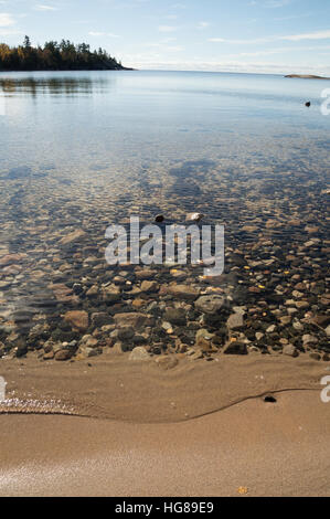 Katherine cove et les pins il y a inspiré le groupe des sept artistes. Image montre calme, crystal clear lake de rochers, plage de sable et de feuilles d'automne Banque D'Images