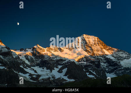 Snow-capped Breithorn avec lune au coucher du soleil, vallée de Lauterbrunnen, Alpes Suisses Jungfrau-Aletsch, Oberland Bernois, Banque D'Images