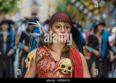 Femme en vêtements traditionnels, Maures et Chrétiens Parade procession, Moros y Cristianos, Jijona Xixona, Alicante ou Banque D'Images