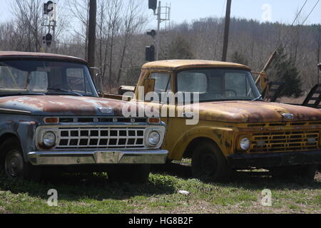 Vieux camions abandonnés Banque D'Images