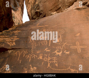 Pétroglyphes amérindiens Anasazi, Atlatl Rock par, la Vallée de Feu, Nevada, USA Banque D'Images