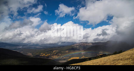 Vue panoramique de la montagne contre ciel nuageux Banque D'Images