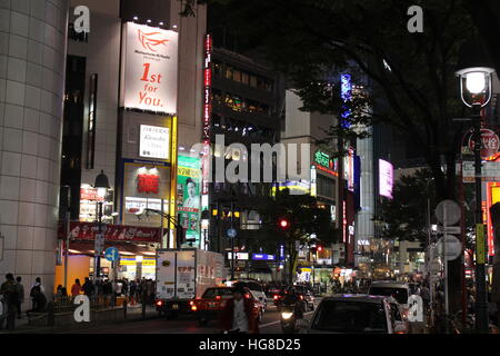 Les gens marcher dans le quartier de Shibuya à Tokyo, Japon Banque D'Images