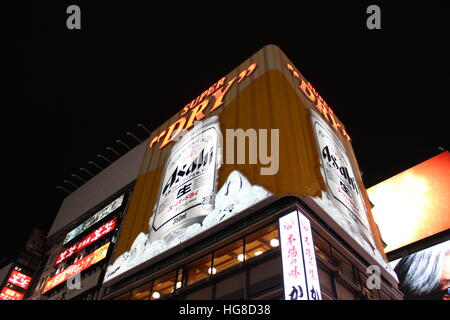 Des panneaux publicitaires sur la tour des boutiques et des restaurants à Osaka, Japon Banque D'Images