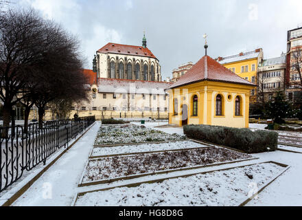 Jardin franciscain de Prague près de la place Venceslas en arrière-plan Église de notre-Dame des neiges, Prague, République tchèque scène d'hiver Banque D'Images