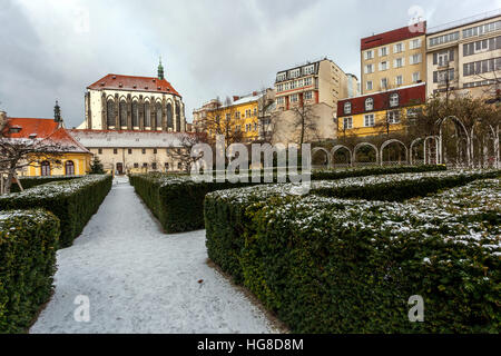 Jardin franciscain de Prague près de la place Venceslas en arrière-plan Église notre-Dame des neiges, Prague, République tchèque Old Urban Garden haie neige Banque D'Images