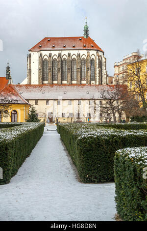 Jardin Franciscain tranquille près de la place Venceslas en arrière-plan l'église de Notre Dame des Neiges, Prague, République Tchèque Banque D'Images