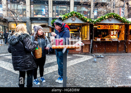 Personnes Prague touristes place Venceslas marché de Noël Prague République Tchèque Vaclavske Namesti Banque D'Images