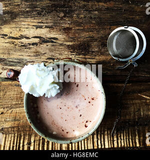 Vue de dessus de chocolat chaud au thé sur la table Banque D'Images