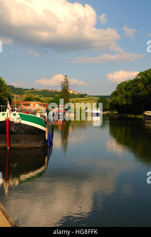 Scène sur le canal à Dijon Vendenesse-en-Auxois montrant les bateaux et Chateauneuf Château. Banque D'Images