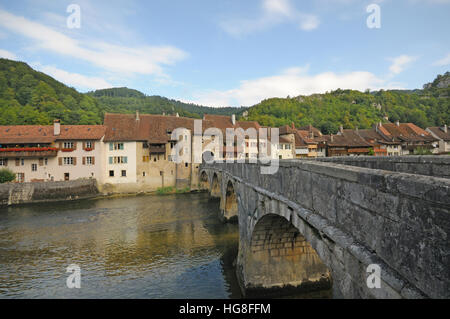 Pont médiéval menant dans la vieille ville fortifiée de Saint Ursanne, Suisse. Banque D'Images