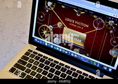 Le site web de Louis Vuitton affichée sur un Apple Macbook Pro Banque D'Images