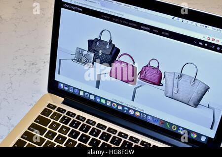 Le site web de Louis Vuitton affichée sur un Apple Macbook Pro Banque D'Images