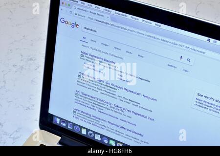 Un Apple Macbook Pro de l'affichage d'une recherche Web Google de la dépression Banque D'Images