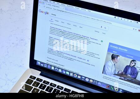 Un Apple Macbook Pro de l'affichage d'une recherche Web Google d'anxiété Banque D'Images