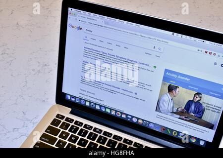 Un Apple Macbook Pro de l'affichage d'une recherche Web Google d'anxiété Banque D'Images