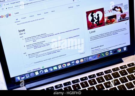 Un Apple Macbook Pro de l'affichage d'une recherche de Google de l'amour Banque D'Images