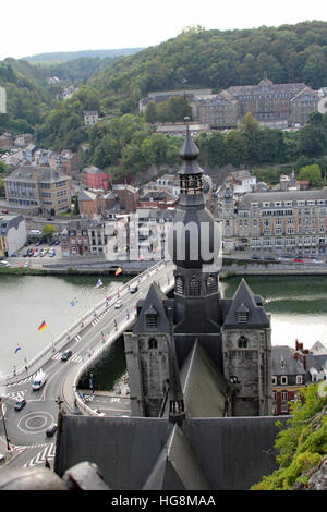 Vue sur le haut de l'église de Notre Dame à Dinant en Belgique avec la Meuse et le pont joignant deux moitiés de la ville Banque D'Images