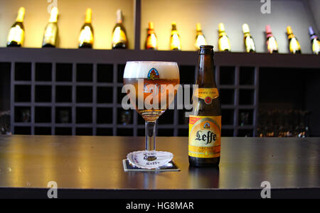 La salle de dégustation à Leffe Mainson où les visiteurs peuvent visiter le musée et profiter d'échantillons de bière à Dinant, Belgique Banque D'Images