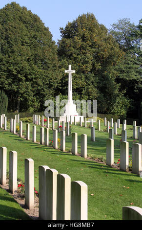Cimetière des remparts à Ypres, Ypres, Belgique, le dernier lieu de repos de soldats morts au combat durant la Première Guerre mondiale, il y a Banque D'Images