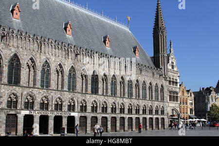 La Halle aux Draps (Lakenhalle en Flamand) dans le centre de Ypres (Ieper). Il abrite aujourd'hui le musée In Flanders Field. Banque D'Images