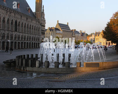 Fontaine au coucher du soleil en face de la Halle aux draps, la Place du Marché (Grote Markt). à Ypres Ypres, Belgique, Musée de la PREMIÈRE GUERRE MONDIALE Accueil Banque D'Images
