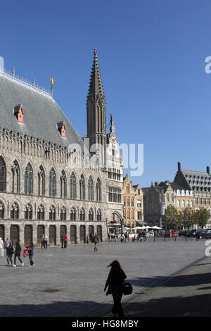 La Halle aux Draps (Lakenhalle en Flamand) dans le centre de Ypres (Ieper). Il abrite aujourd'hui le musée In Flanders Field. Banque D'Images