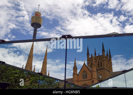 Sydney, Australie. 06 Jan, 2017. Une vue de la cathédrale St Mary et Centrepoint Tower du labyrinthe de miroirs sans fin à l'intérieur de la 'La Maison des miroirs" pendant l'appel des médias sur la journée d'ouverture du Festival de Sydney. Sydney Festival se déroulera du 7 au 29 janvier 2017. © Hugh Peterswald/Pacific Press/Alamy Live News Banque D'Images